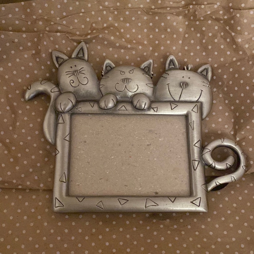 Picture frame with 3 kitties